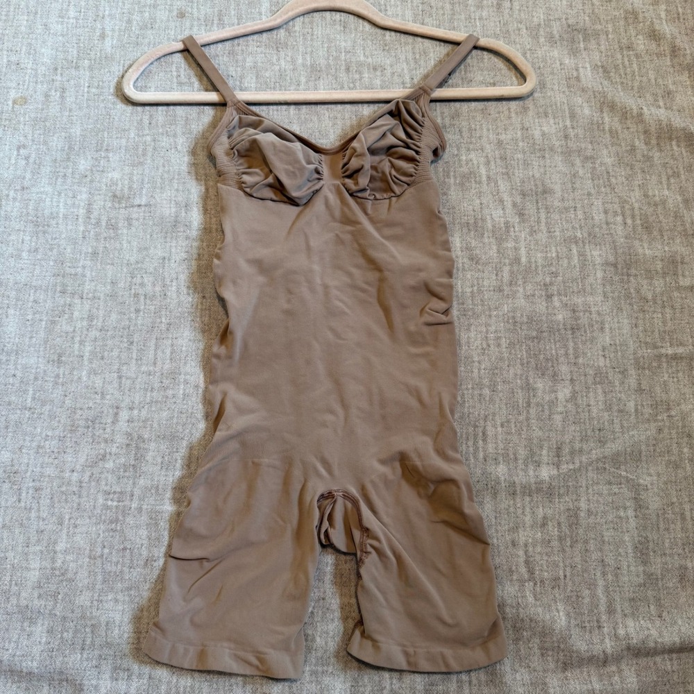 SKIMS Mid-Thigh Shaping Bodysuit Sculpting XL/TG Sienna Tan Ruched Shapewear